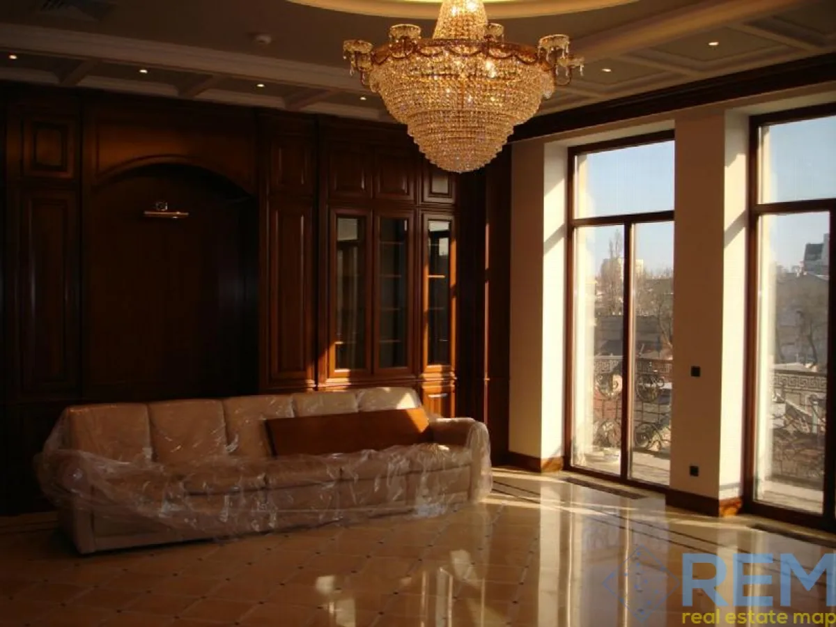Commercial, 3 000 m², City centre