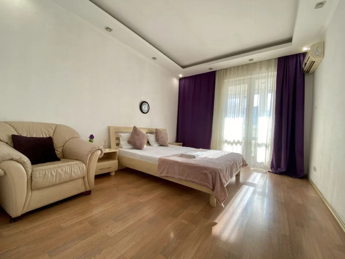 Комерційна, 500 м², Центр