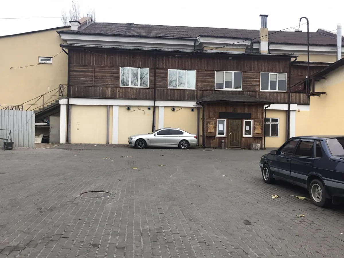 Commercial, 1 000 m², Zastava