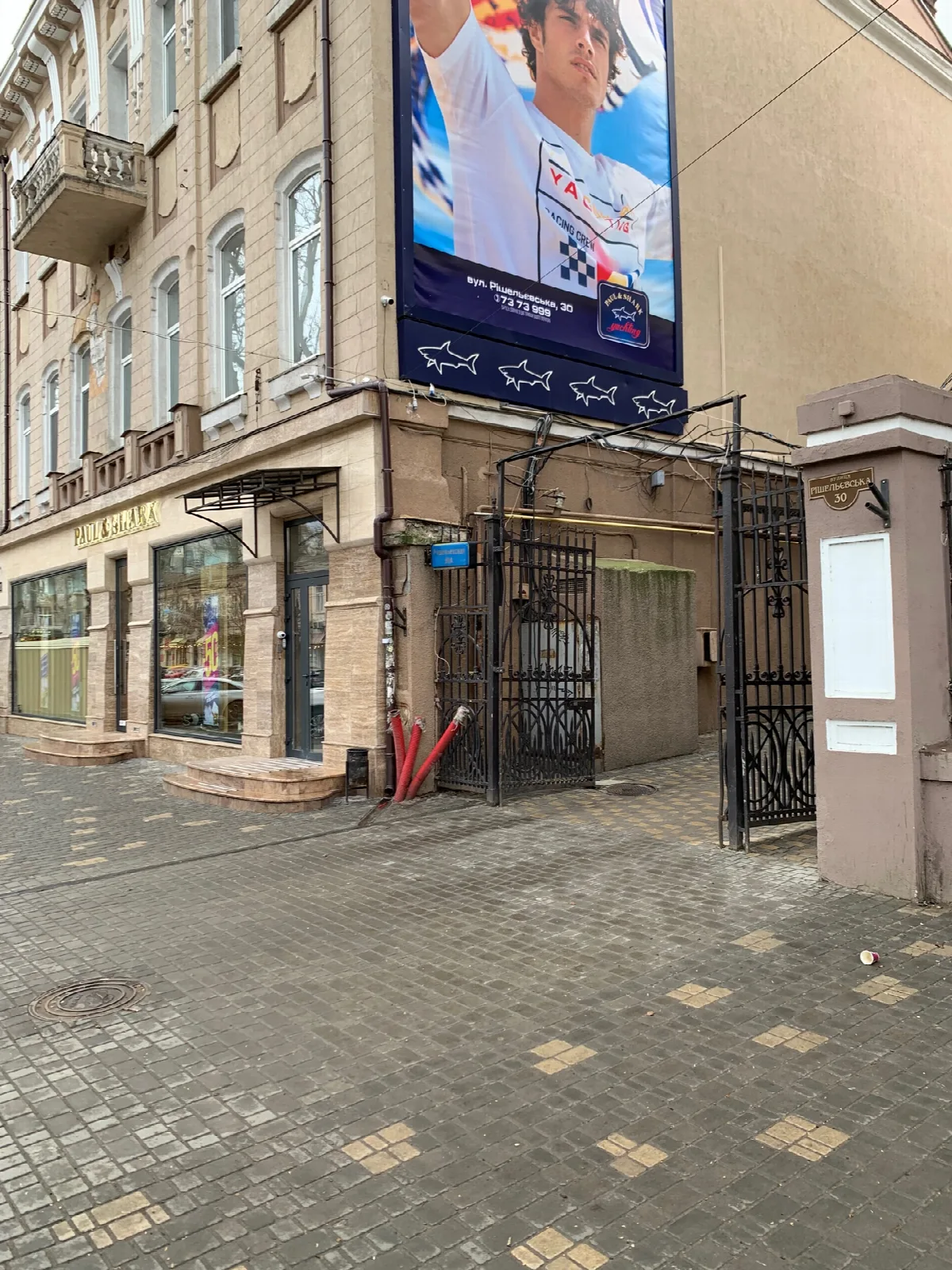 Комерційна, 374 м², Центр