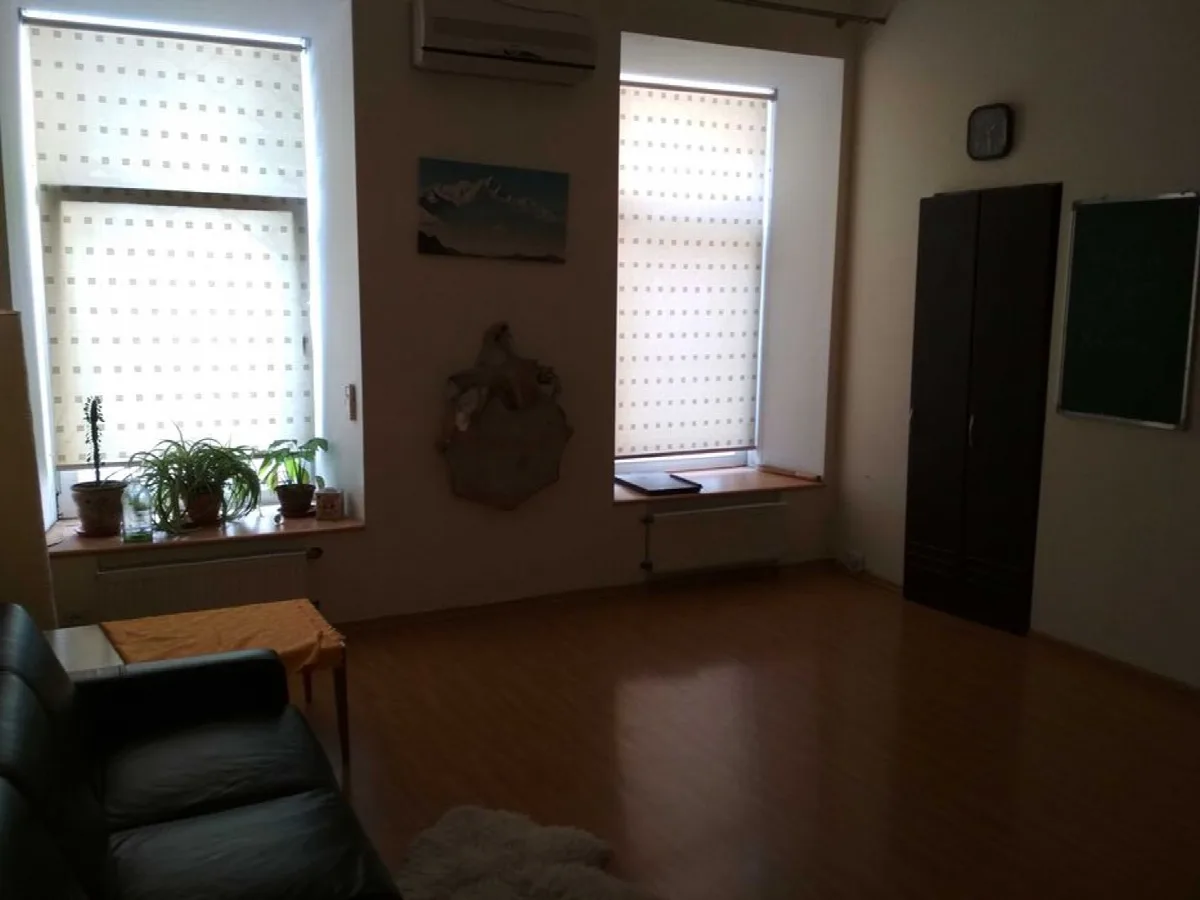 3-кімнатна квартира, 67 м², Центр