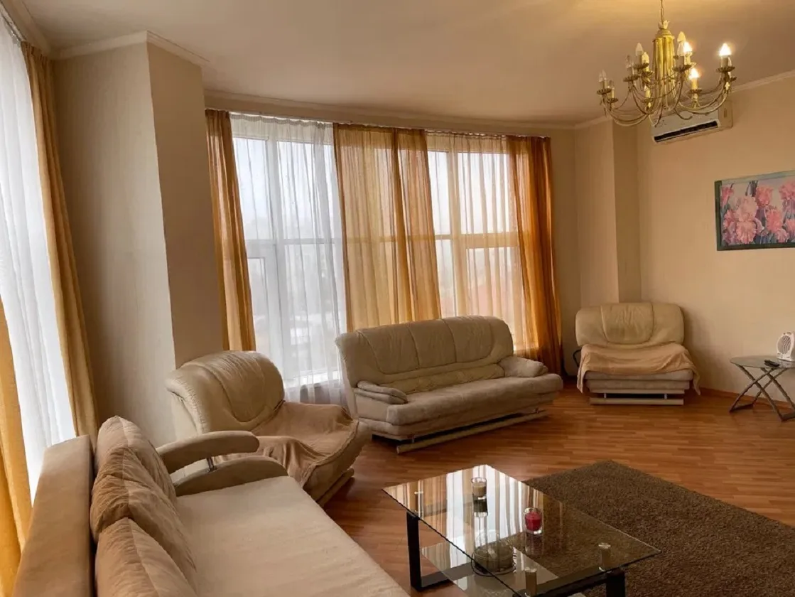 3-кімнатна квартира, 117 м², Центр
