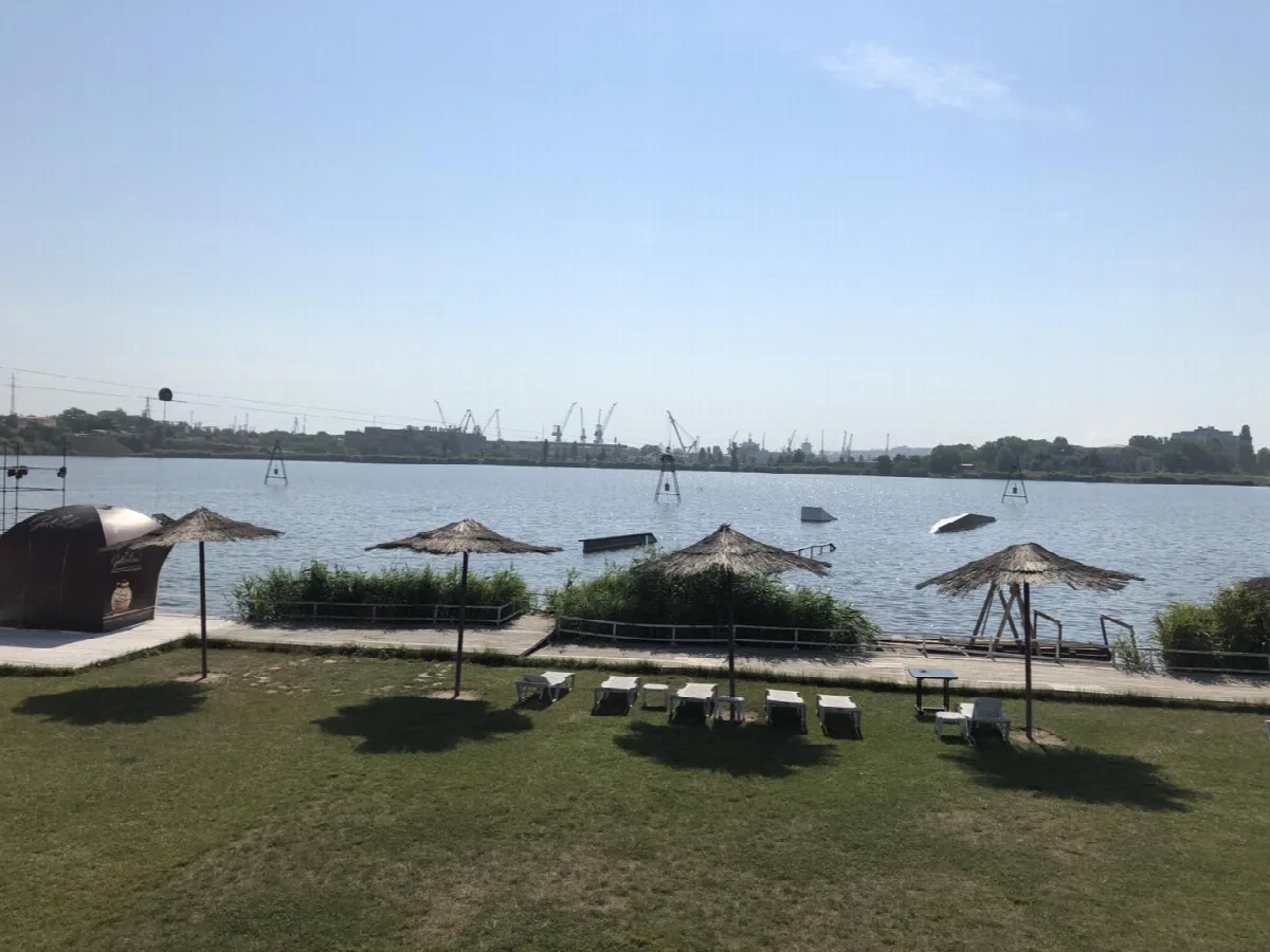 Land, Molodizhne