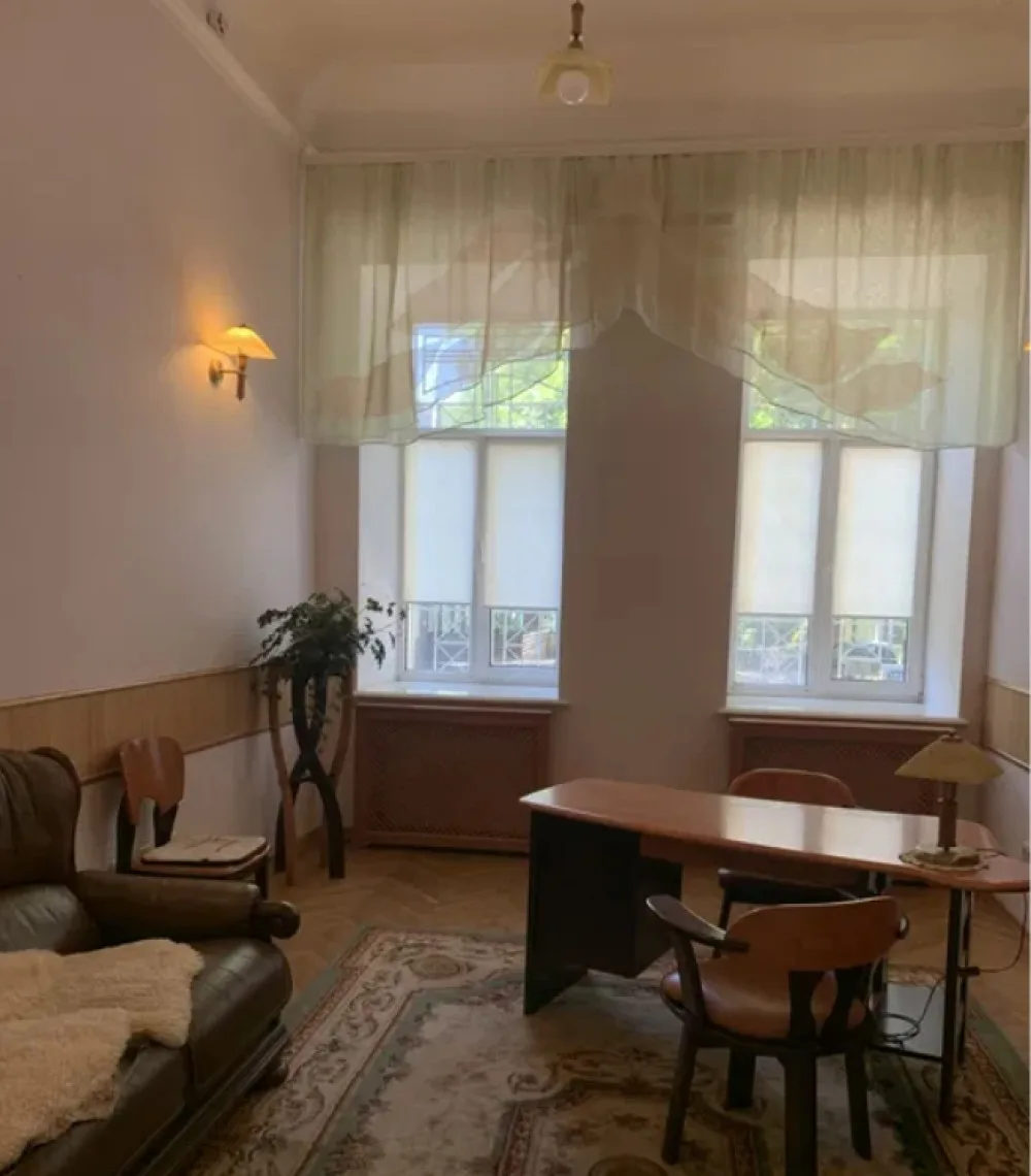 Комерційна, 410 м², Центр