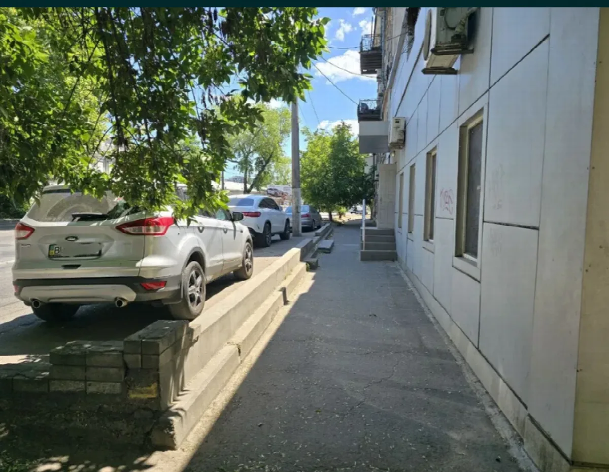 Комерційна, 355 м², Пересип
