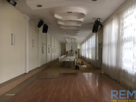 Commercial, 1 900 m², Fontan