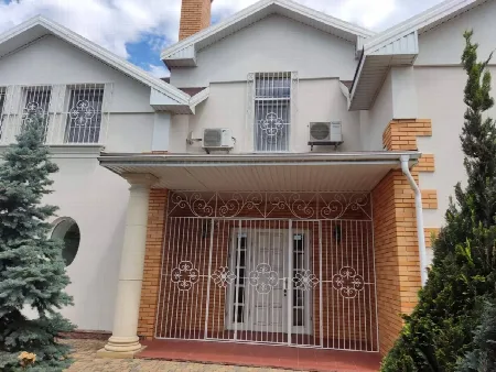 6-кімнатний будинок, 660 м², Молодіжне