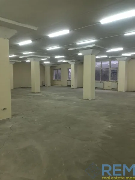 Комерційна, 505 м², Центр