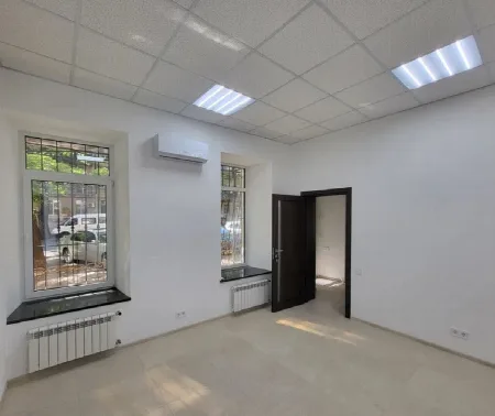 Комерційна, 102 м², Центр