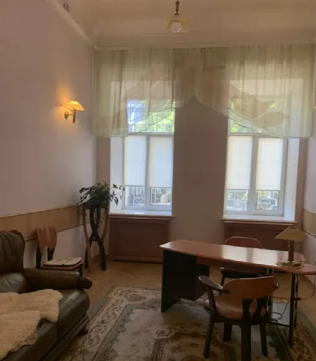 Комерційна, 410 м², Центр