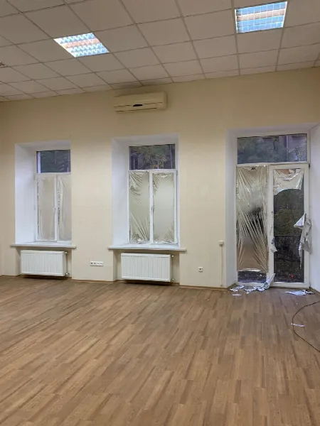 Комерційна, 176 м², Центр