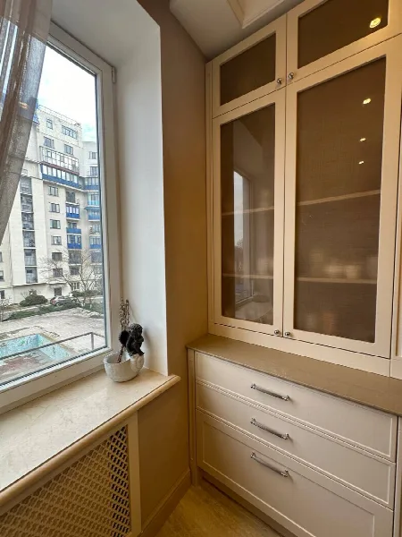 3-кімнатна квартира, 118 м², Центр