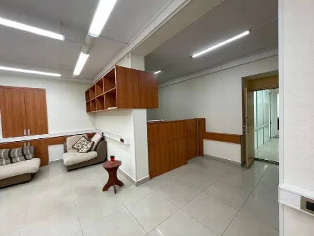 Комерційна, 310 м², Центр