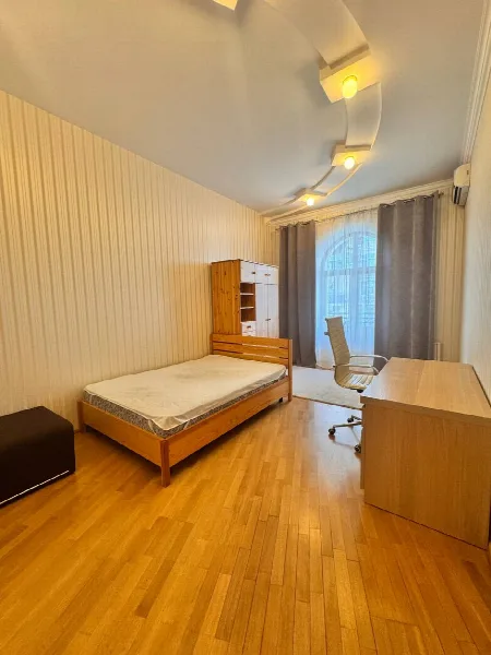 5-кімнатна квартира, 197 м², Центр