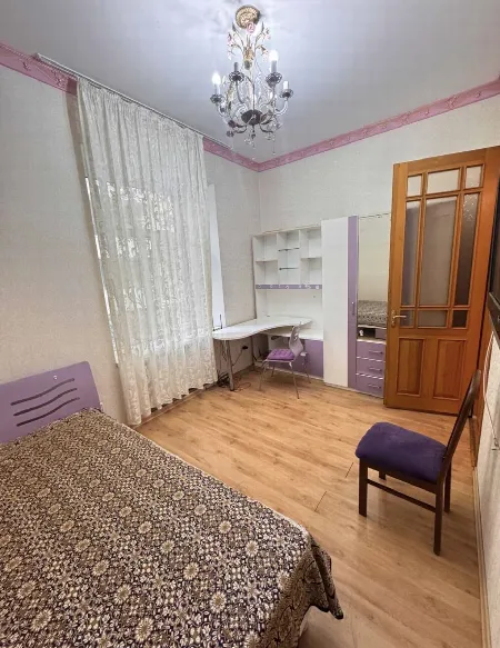 4-кімнатна квартира, 70 м², Центр