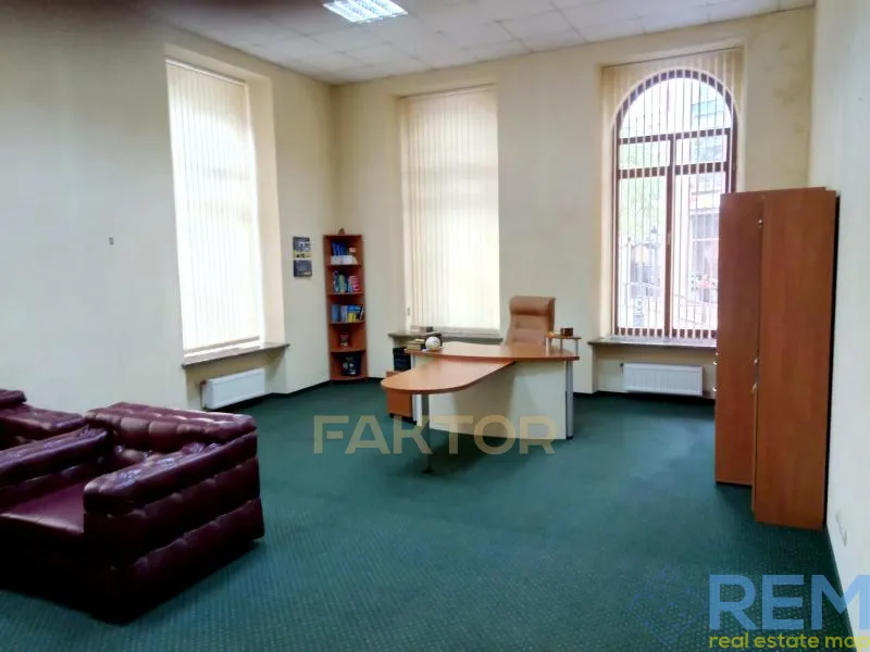 Офісне приміщення 100 м², 1/2 пов., вул. Юрія Олеші, Центр
