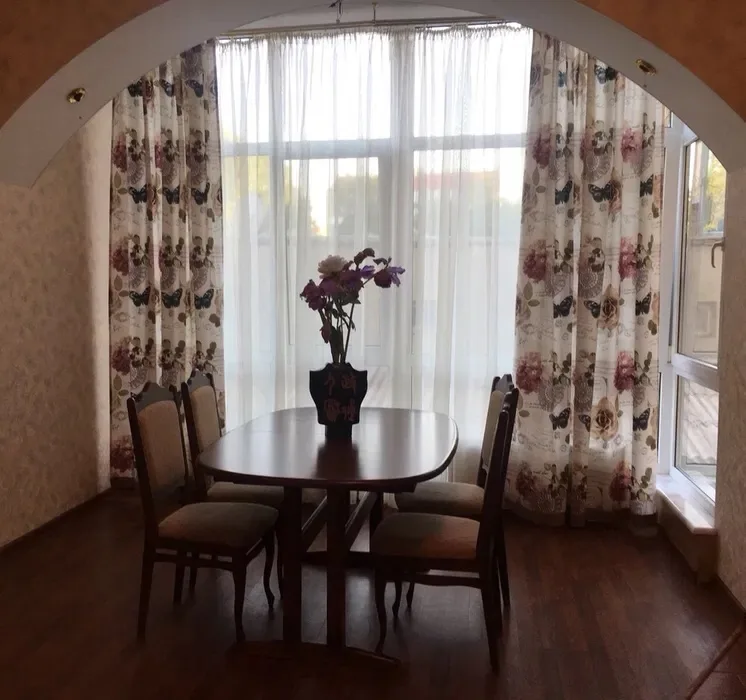 3-кімнатна квартира, 104 м², Центр