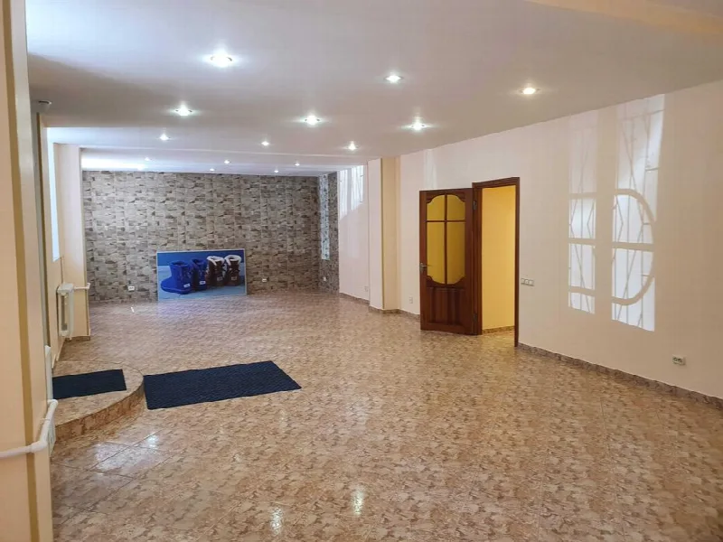 Комерційна, 202 м², Центр