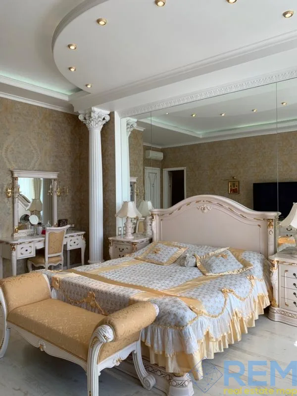 3-кімнатна квартира, 181 м², Мерседес, Центр
