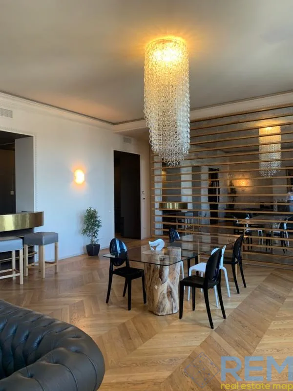 4-кімнатна квартира, 180 м², Центр