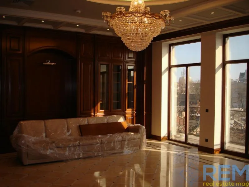 Commercial, 3 000 m², City centre