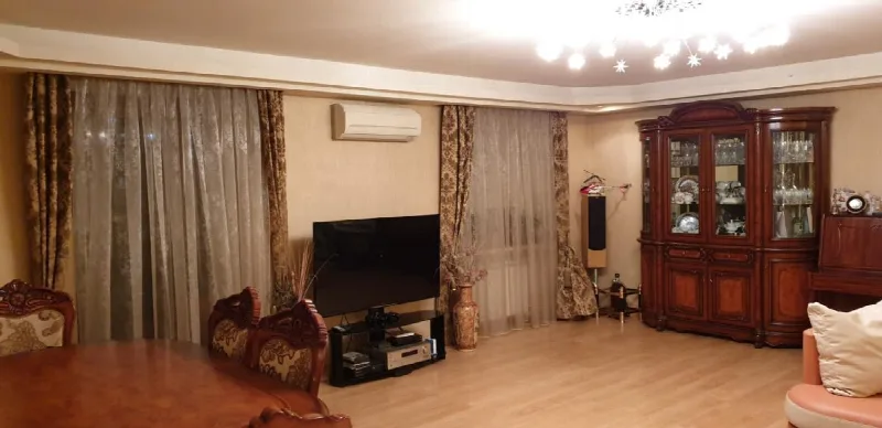 3-кімнатна квартира, 132 м², Молдаванка