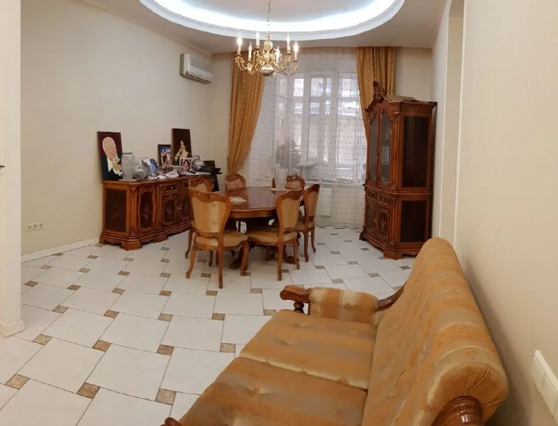 3-кімнатна квартира, 193 м², Центр