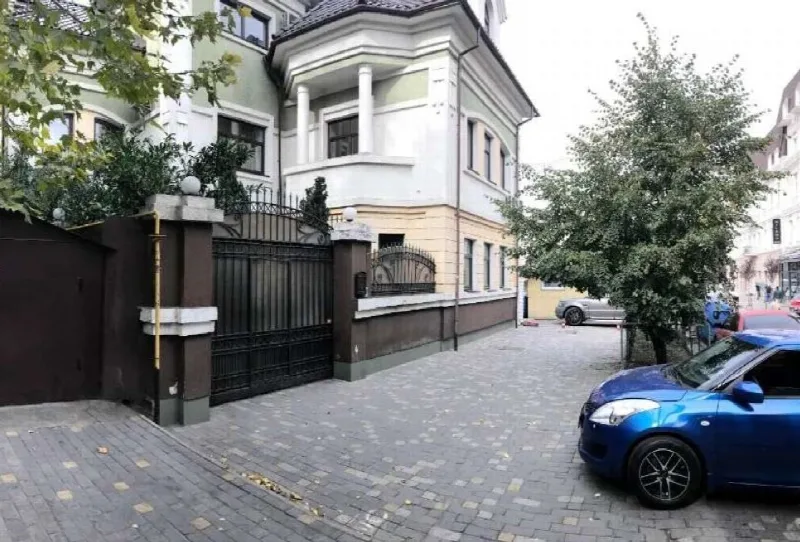 6-кімнатний будинок, 419 м², Центр