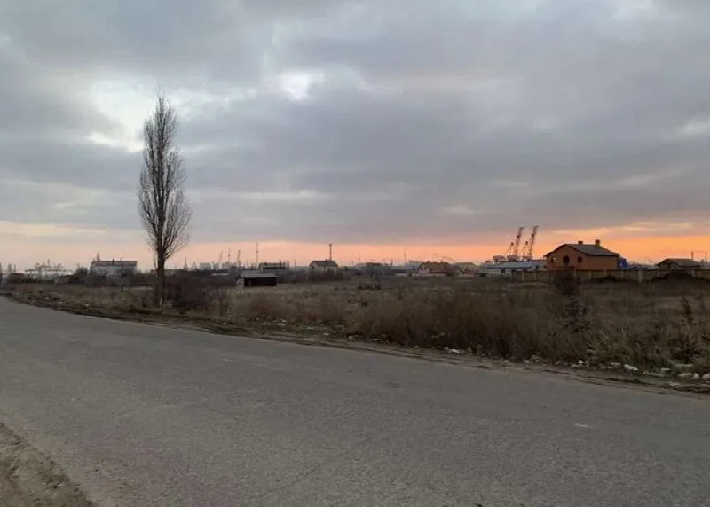 Land, Burlacha Balka