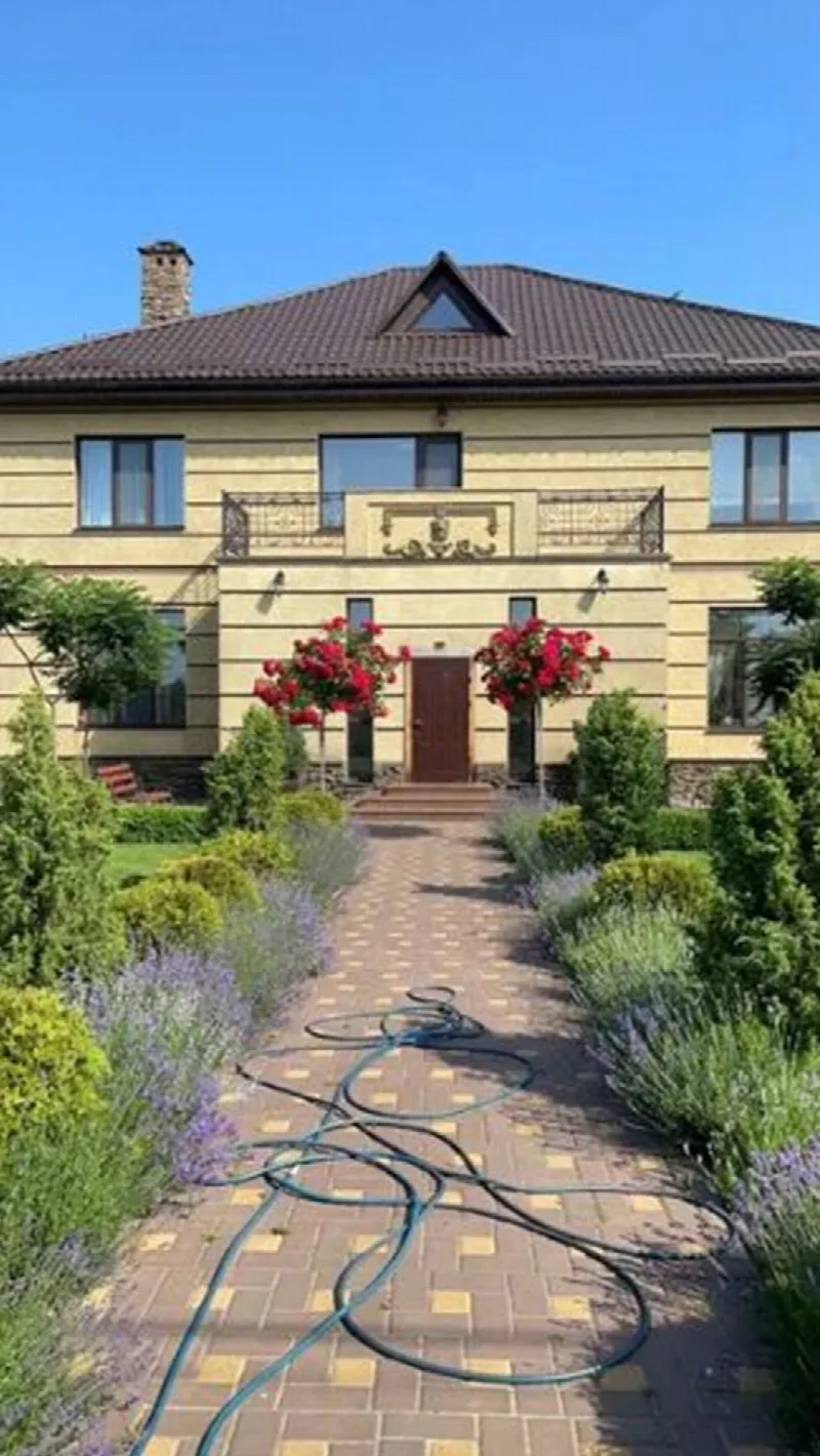 8-комнатные, 300 м²