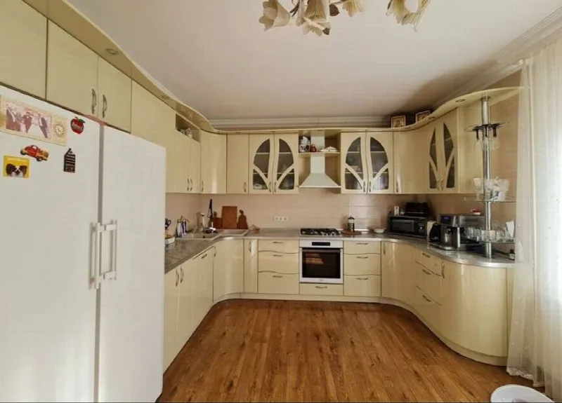 4-кімнатний будинок, 360 м², Ленселище