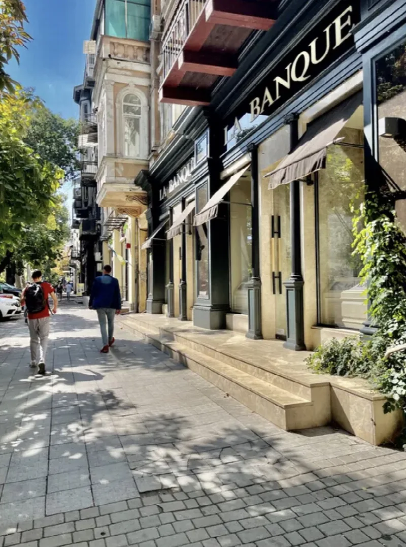 Комерційна, 220 м², Центр