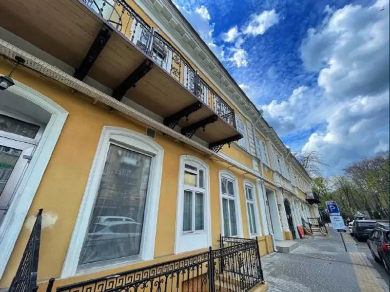 Комерційна, 1 136 м², Центр