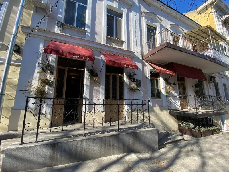 Комерційна, 50 м², Центр