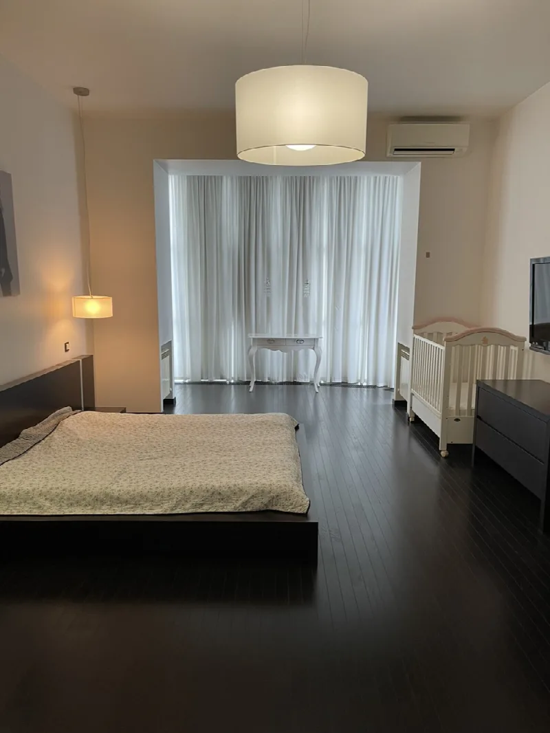 3-кімнатна квартира, 182 м², Мерседес, Центр