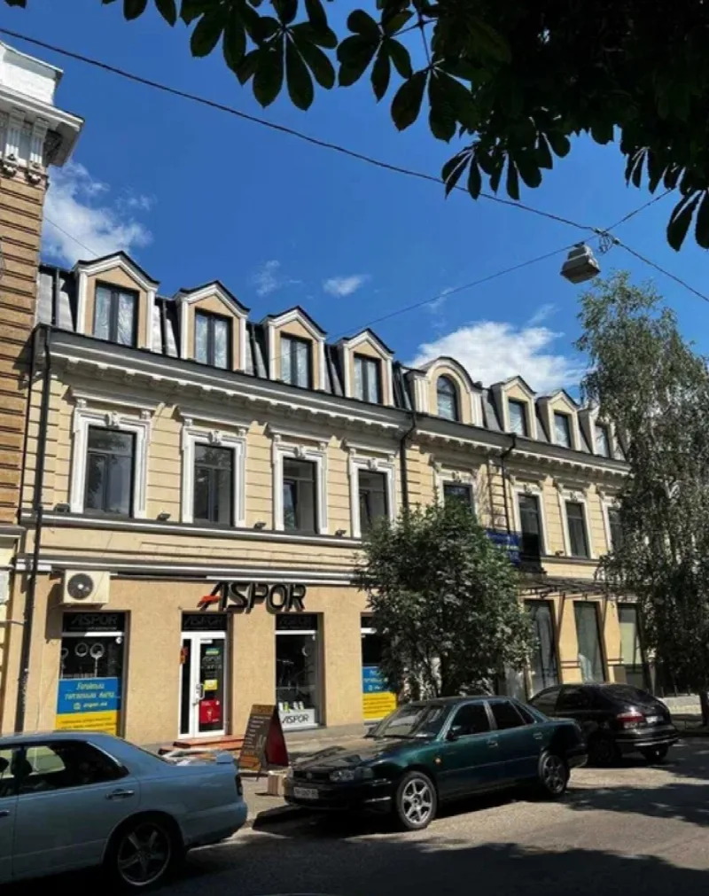Комерційна, 800 м², Центр