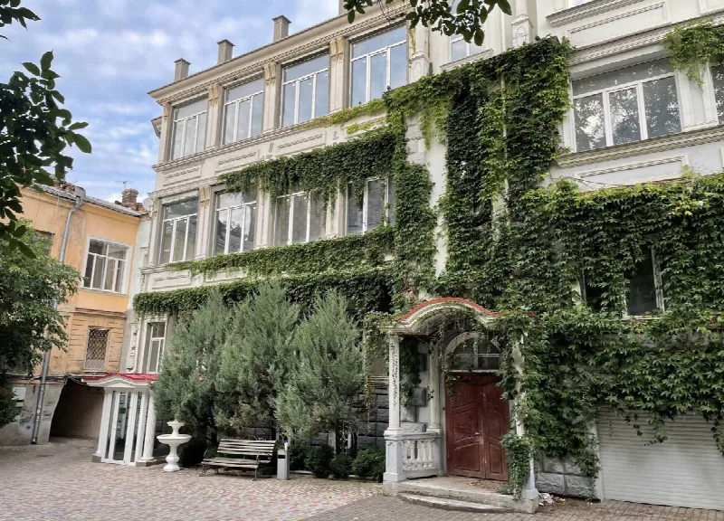 Комерційна, 900 м², Центр