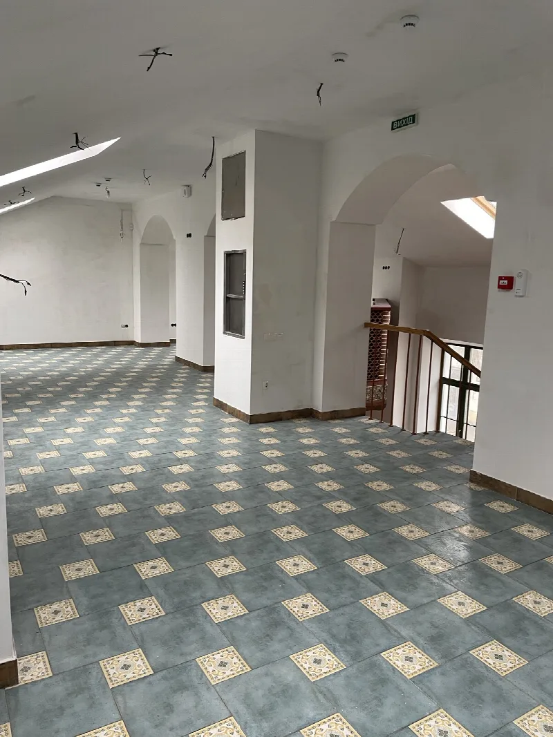 Комерційна, 588 м², Центр