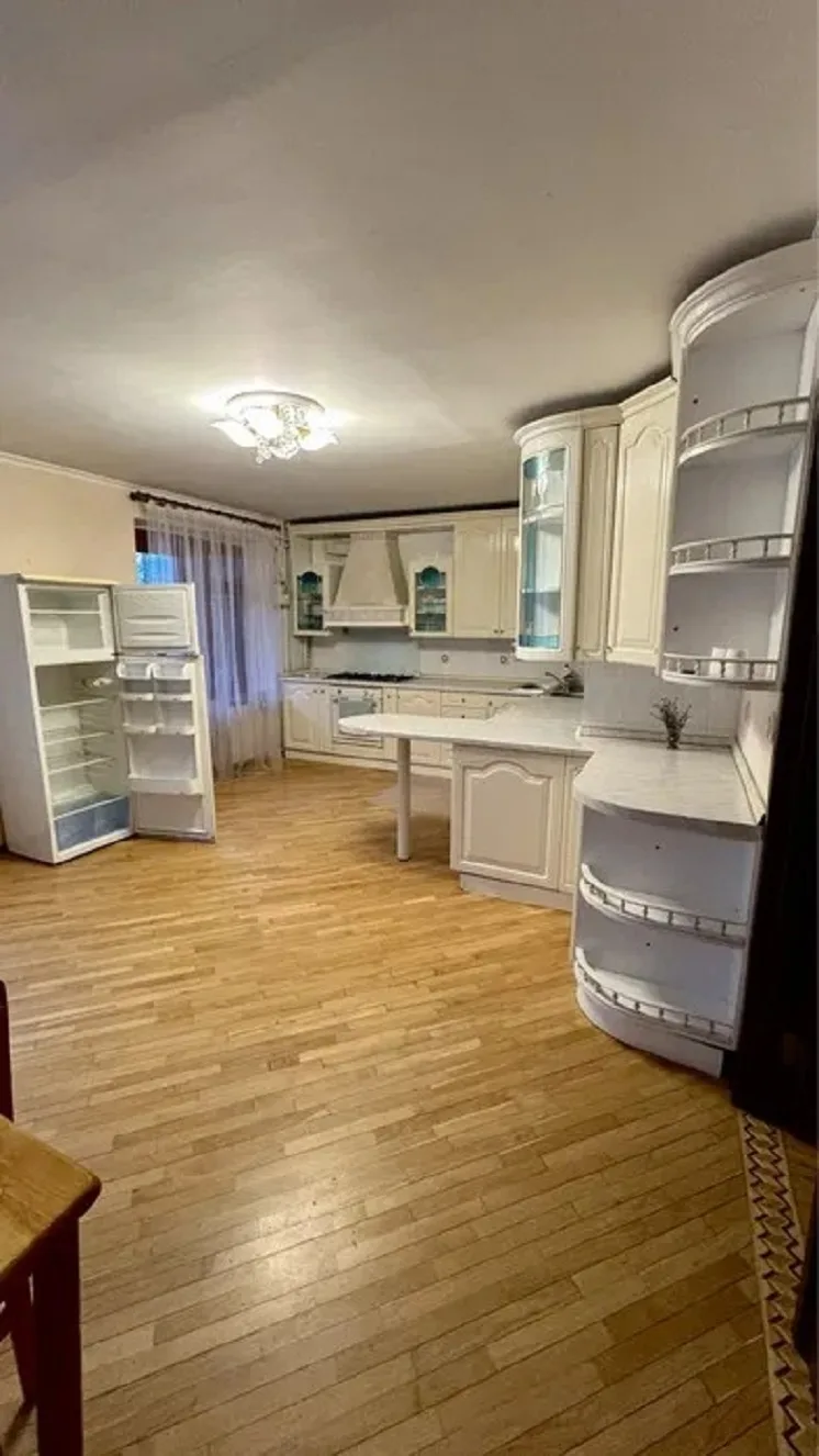 5-кімнатна квартира, 153 м², Центр