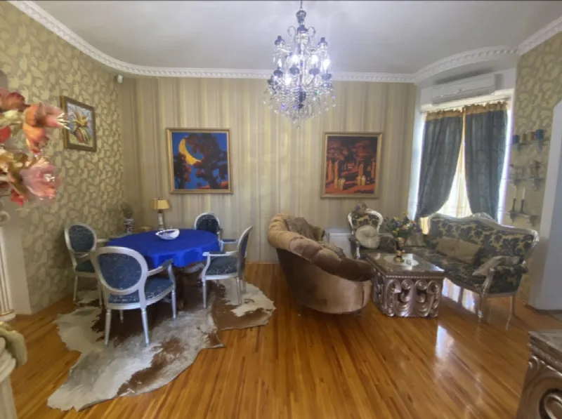 4-кімнатна квартира, 148 м², Центр