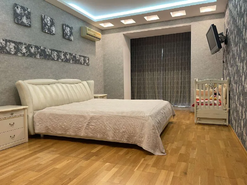 3-кімнатна квартира, 132 м², Центр