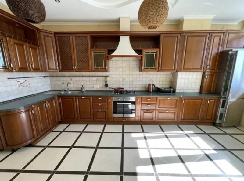 4-кімнатна квартира, 135 м², Таїрова