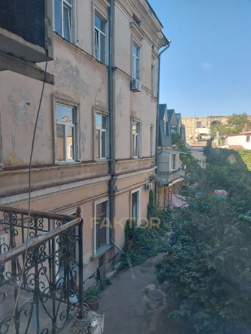 3-кімн. квартира 69 м², 2/3 пов., вул. Коблевська