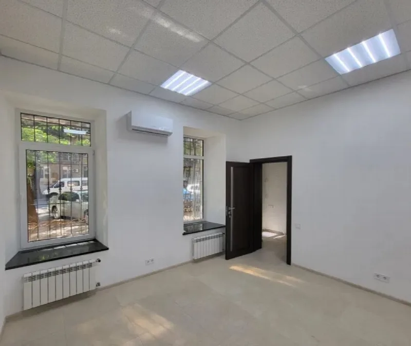 Комерційна, 102 м², Центр