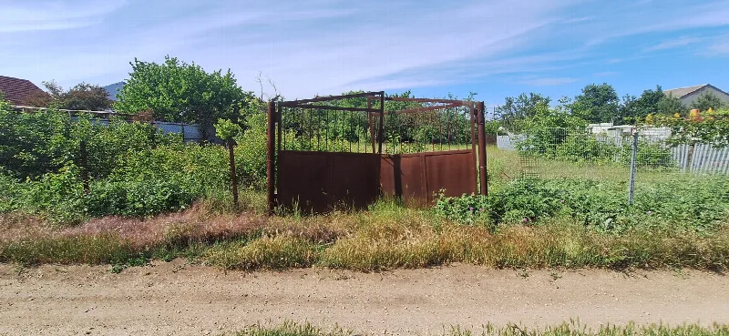 Land, Molodizhne