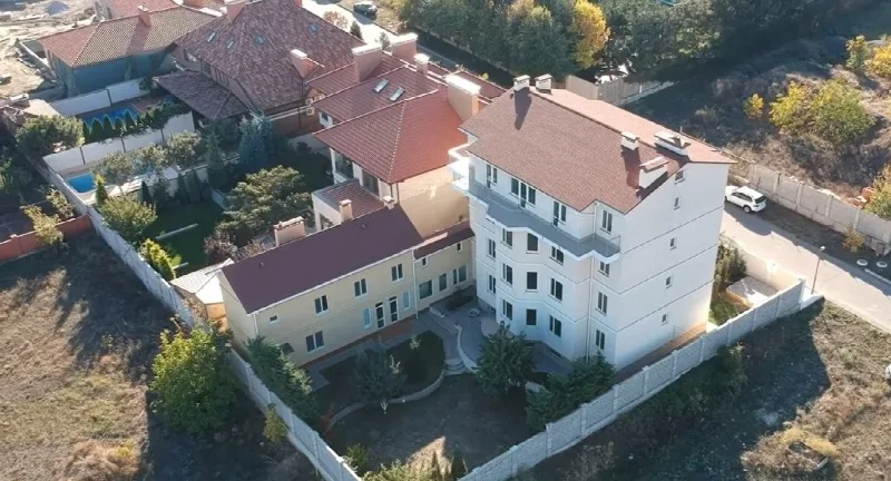 10-room house, 1 500 m², Sovinion