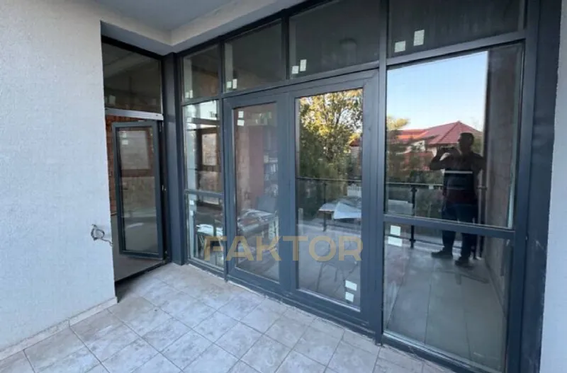 2-кімн. квартира 95 м², 1/5 пов., Сапфір, вул. Рєпіна