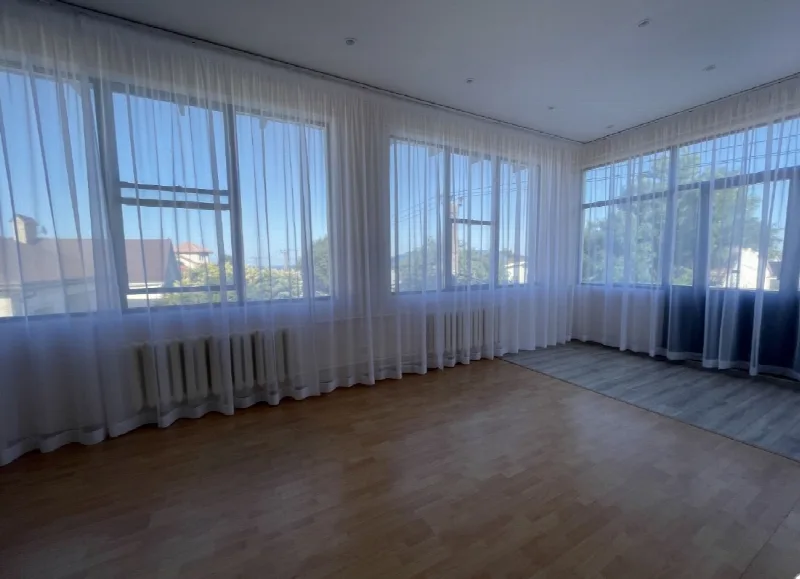3-кімнатні, 272 м²