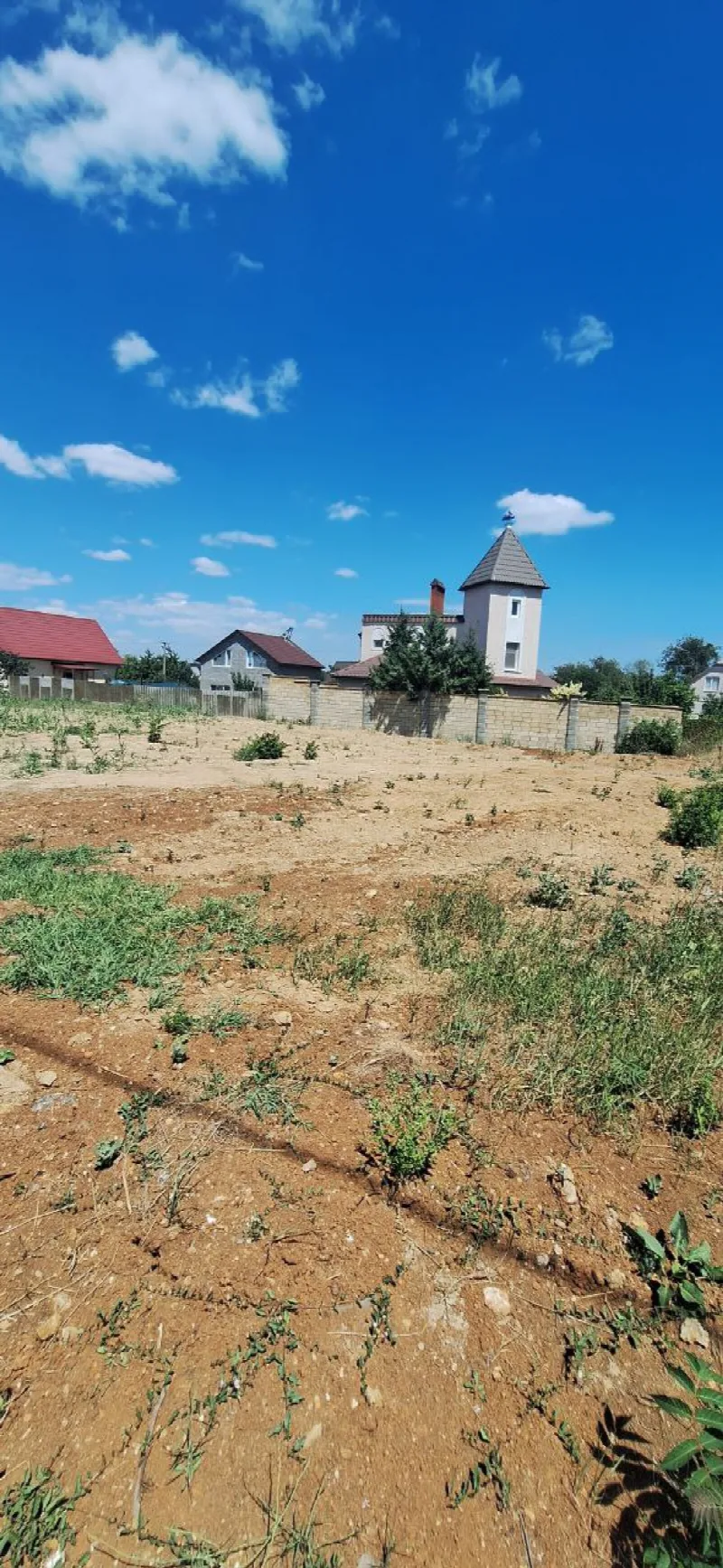 Land, Molodizhne