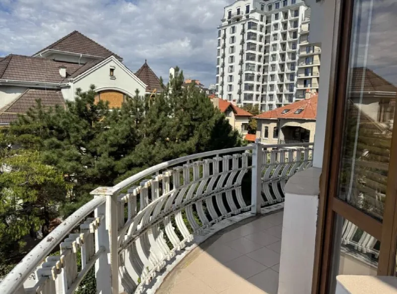 3-кімнатні, 146 м²